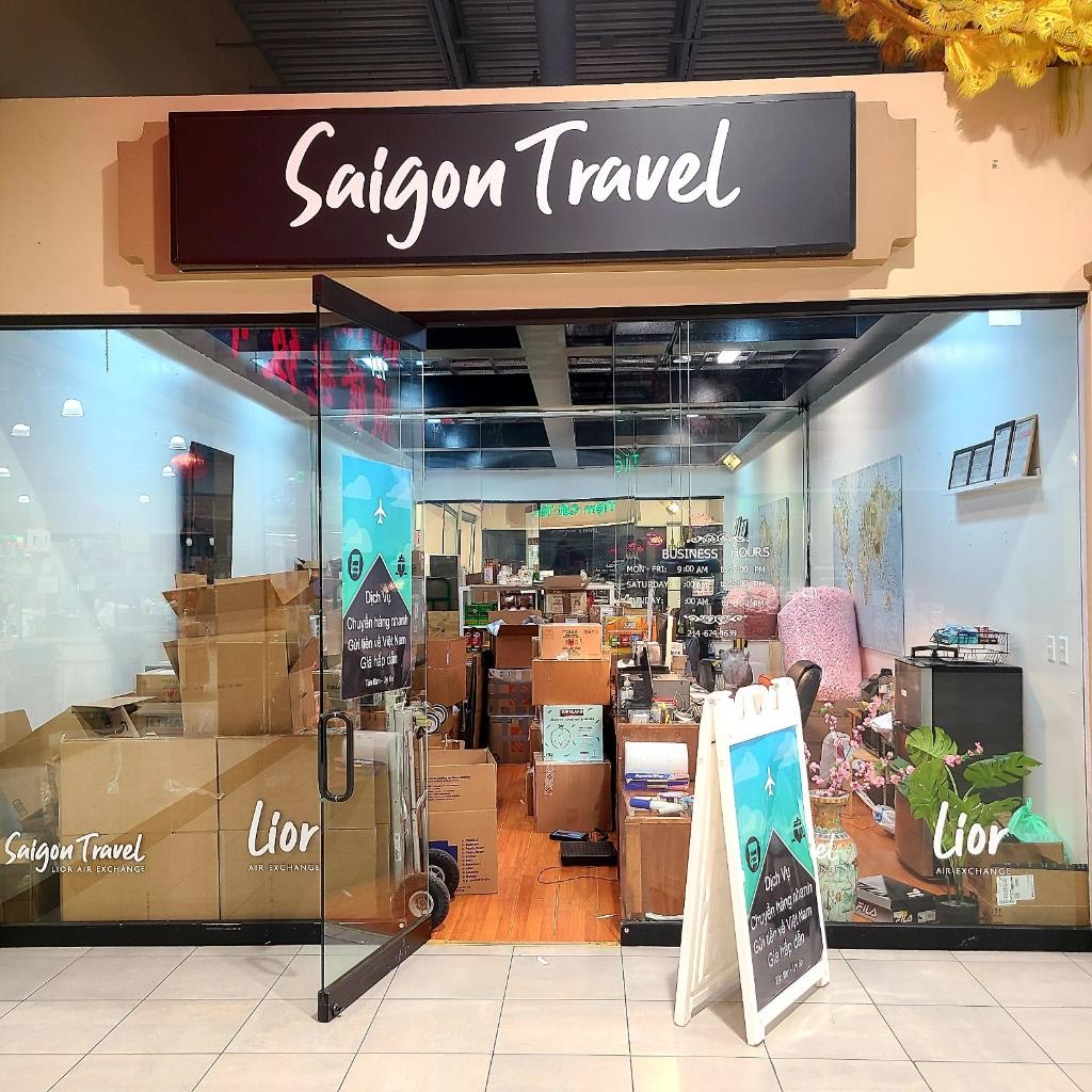 Không gian bên trong cửa hàng Saigon Travel